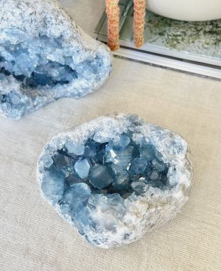 Nové celestýny 🌌. Na první pohled zaujme sytou modří, ale jeho kouzlo jde dál. Celestýn funguje jako připomínka klidu,...