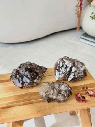 V jejím nitru spí voda, starší než čas, tichá a průzračná, pamatuje první dech Země. Kapka, co nikdy nespadla, zrcadlí...