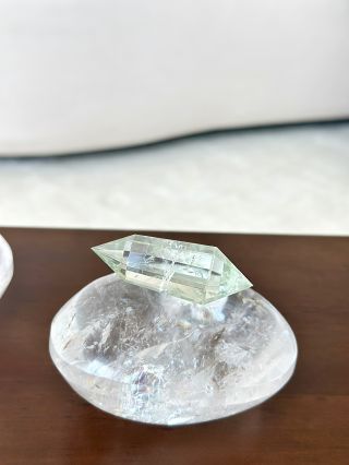 Některé kameny tě chrání. Jiné ti dávají sílu. A pak je tu Prehnit, ten, který tě učí být měkký ve světě, který tvrdne 🖤....