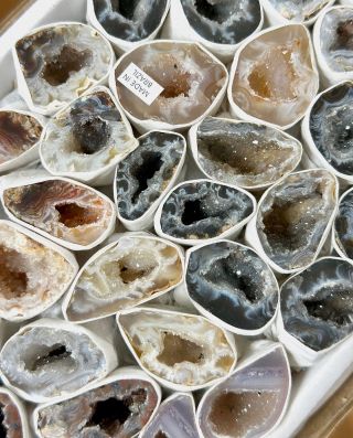 Každý krystal je více než jen kámen. Je to tichý průvodce, který nese otisk Země, energii času a šepot dávných příběhů....